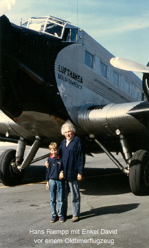 Hans Riempp Grovater mit Enkel David und Flugzeug Oldtimer